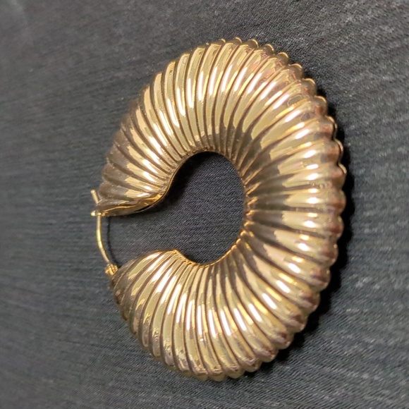 NWOT Large Hoop Mobb Ribbed Gold Shell Hoop Earrings - Picture 5 of 11